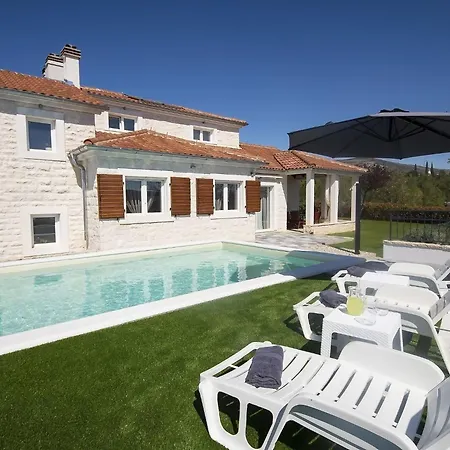 Villa Whitestone - Three Bedroom With Swimming Pool *