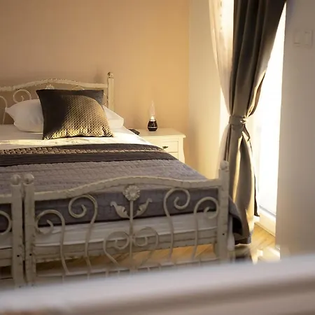 Whitestone - Three Bedroom With Swimming Pool