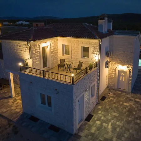 Villa Whitestone - Three Bedroom With Swimming Pool *