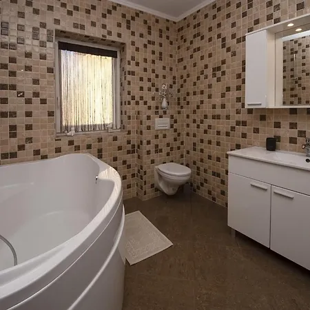 Whitestone - Three Bedroom With Swimming Pool *