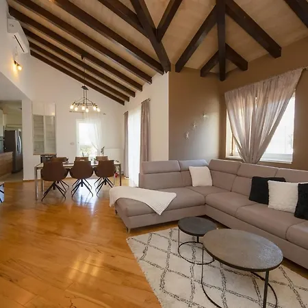 Whitestone - Three Bedroom With Swimming Pool *