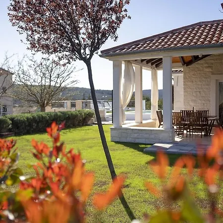 Whitestone - Three Bedroom With Swimming Pool Villa *