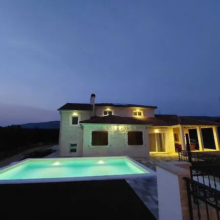 Villa Whitestone - Three Bedroom With Swimming Pool *