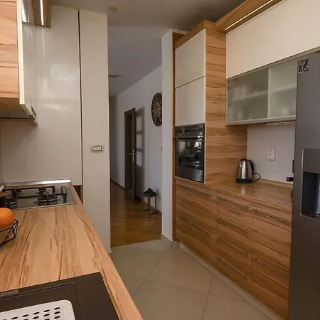 Villa Whitestone - Three Bedroom With Swimming Pool *