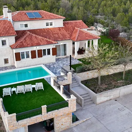 Whitestone - Three Bedroom With Swimming Pool