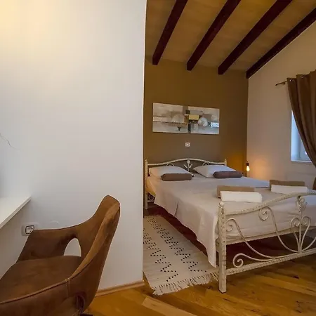 Villa Whitestone - Three Bedroom With Swimming Pool