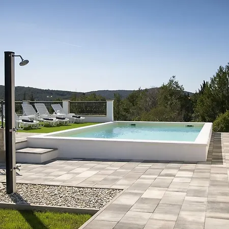 Villa Whitestone - Three Bedroom With Swimming Pool *