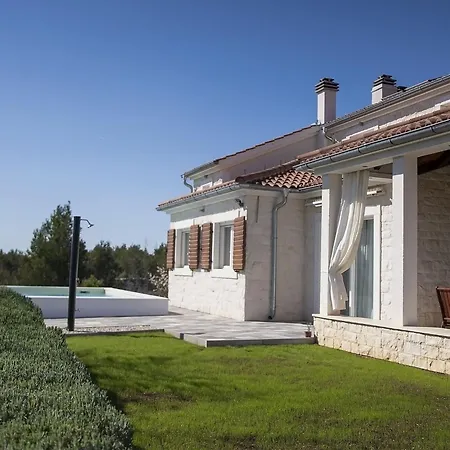 Whitestone - Three Bedroom With Swimming Pool Villa Sibenik