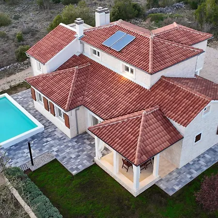 Villa Whitestone - Three Bedroom With Swimming Pool *