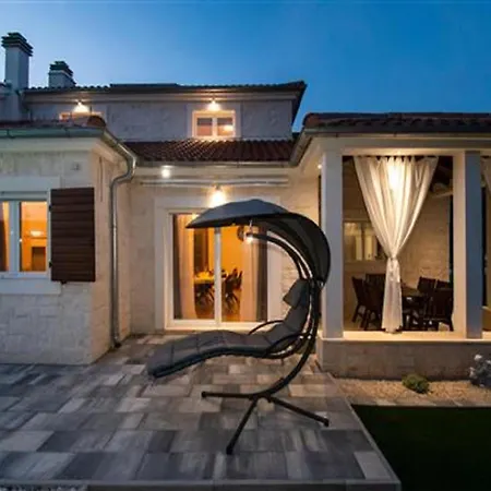 Villa Whitestone - Three Bedroom With Swimming Pool *