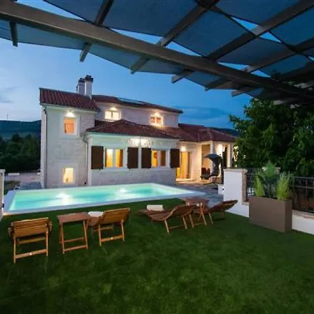 Whitestone - Three Bedroom With Swimming Pool *