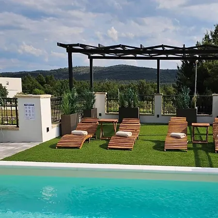 Whitestone - Three Bedroom With Swimming Pool